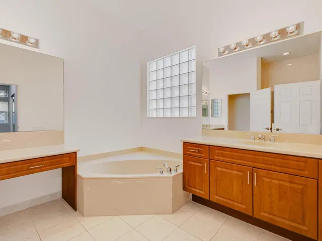  Residence photo 32