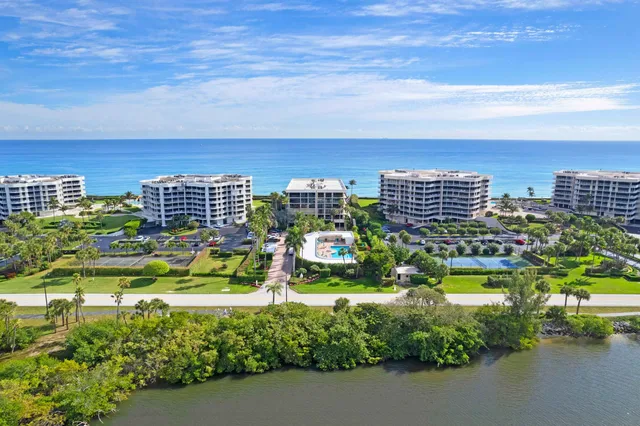 Emeraude Palm Beach — Pool aerial