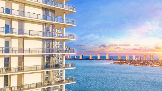 Nautilus 220 — Nautilus220 Balcony View