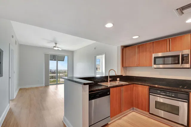 610 Clematis Unit 819 photo 9
