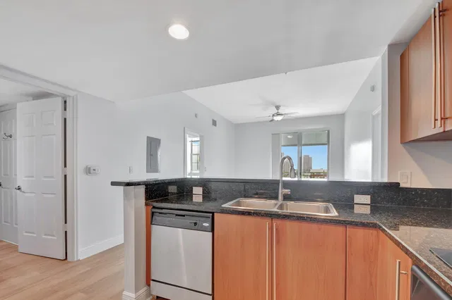 610 Clematis Unit 819 photo 11
