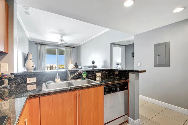 610 Clematis Unit 808 photo 36