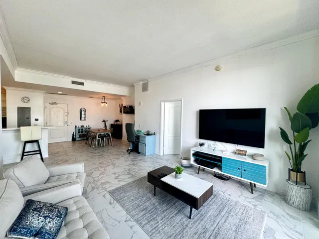 The Whitney Unit 829 photo 3