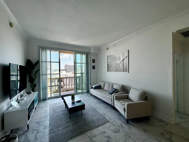 The Whitney Unit 829 photo 4