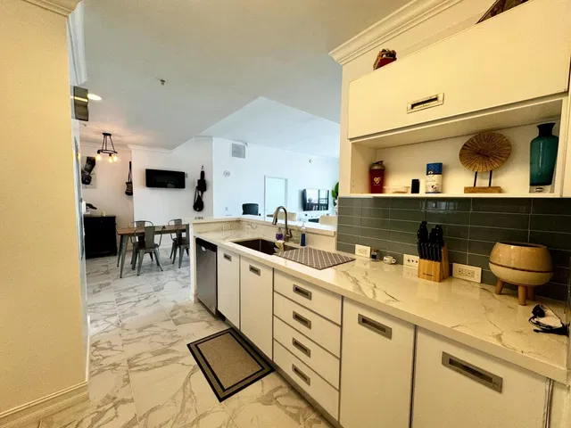 The Whitney Unit 829 photo 6