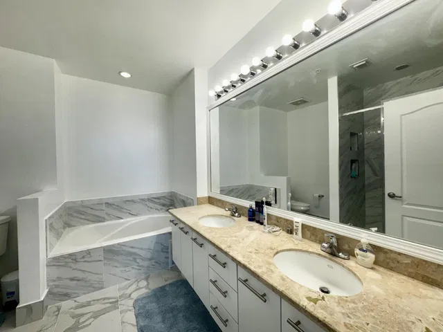 The Whitney Unit 829 photo 11