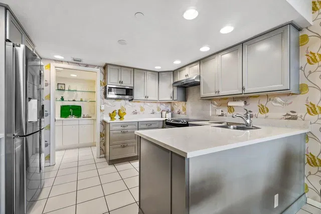 The Plaza of The Palm Beaches Unit 8g photo 2