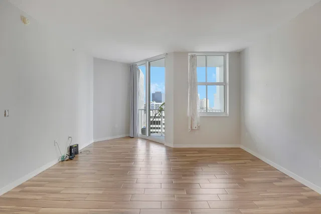 The Strand Unit 1022 photo 6