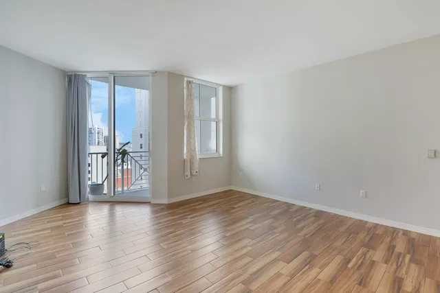 The Strand Unit 1022 photo 8