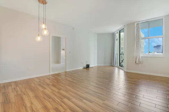 The Strand Unit 1022 photo 9