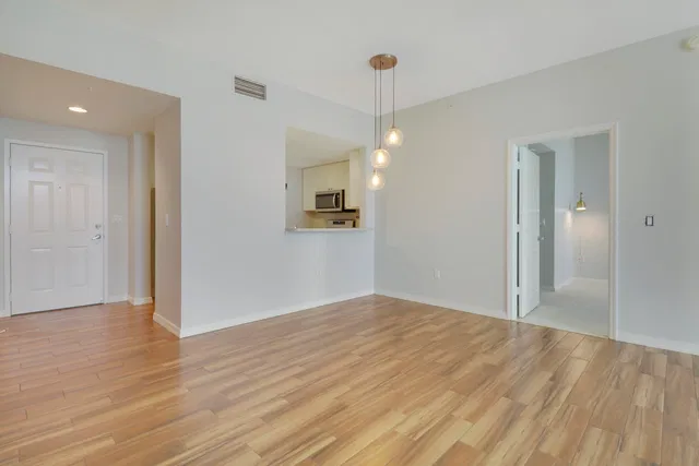 The Strand Unit 1022 photo 14