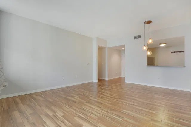 The Strand Unit 1022 photo 15