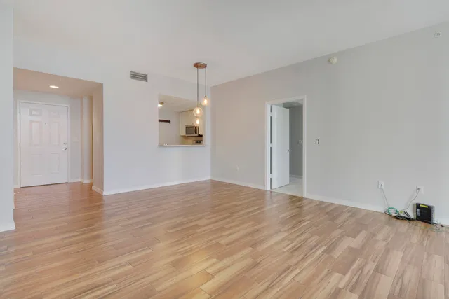 The Strand Unit 1022 photo 16