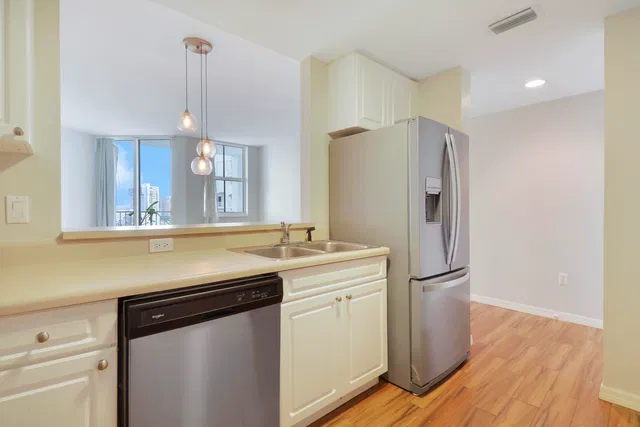 The Strand Unit 1022 photo 18