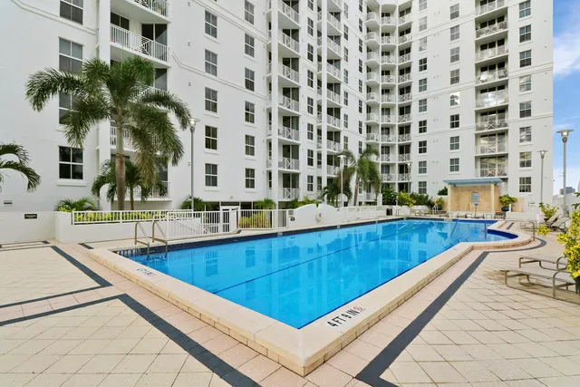 The Strand Unit 1022 photo 32