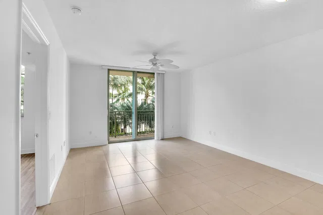 610 Clematis Unit 325 photo 5