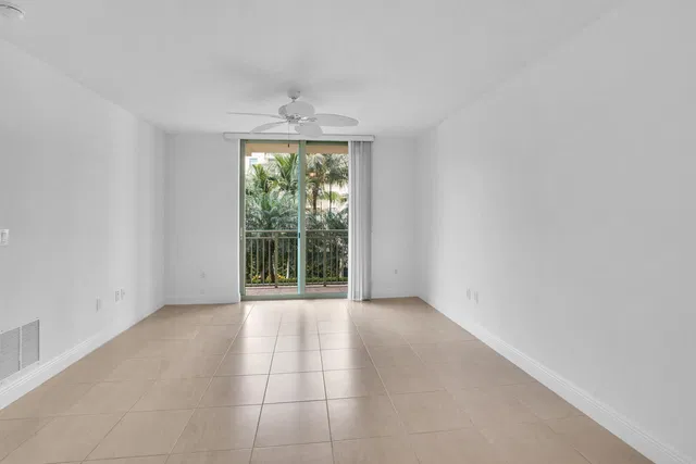 610 Clematis Unit 325 photo 10