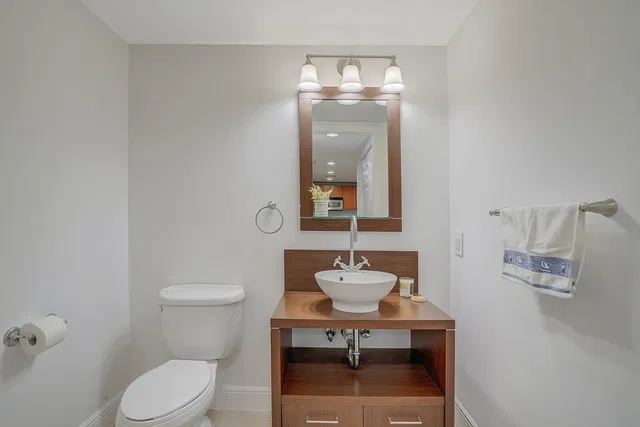 610 Clematis Unit 325 photo 19