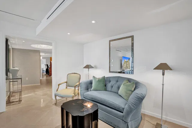 Trianon Unit 1006 photo 6