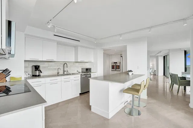 Trianon Unit 1006 photo 9
