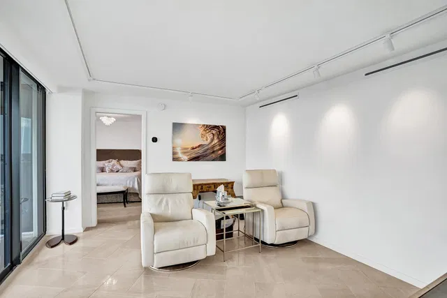 Trianon Unit 1006 photo 11
