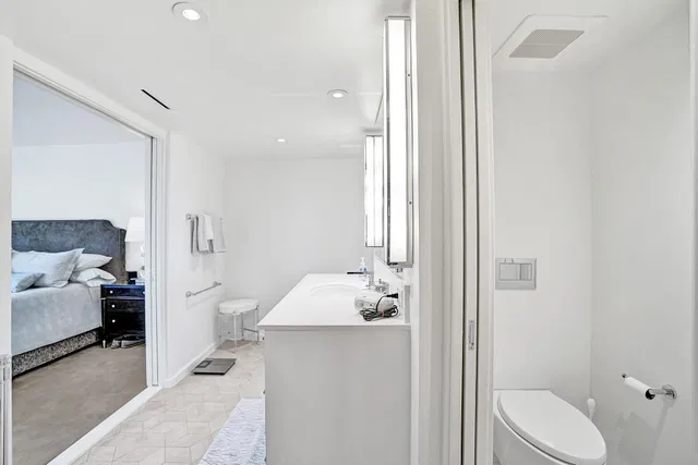 Trianon Unit 1006 photo 18
