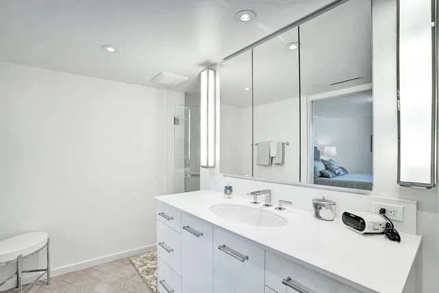 Trianon Unit 1006 photo 19