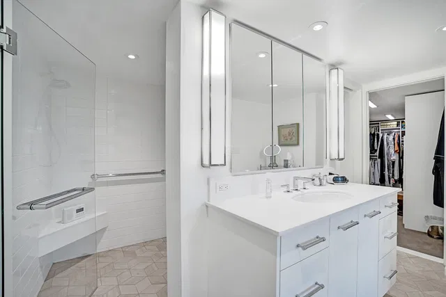 Trianon Unit 1006 photo 20