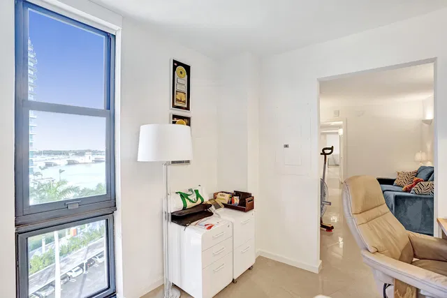 Trianon Unit 1006 photo 24