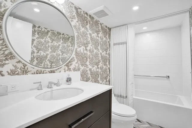 Trianon Unit 1006 photo 25