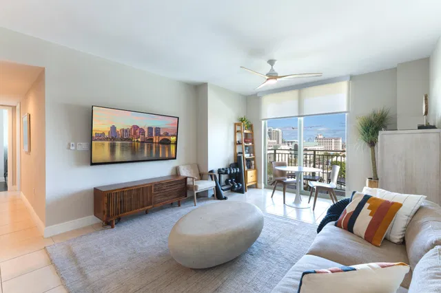 610 Clematis Unit 716 photo 2
