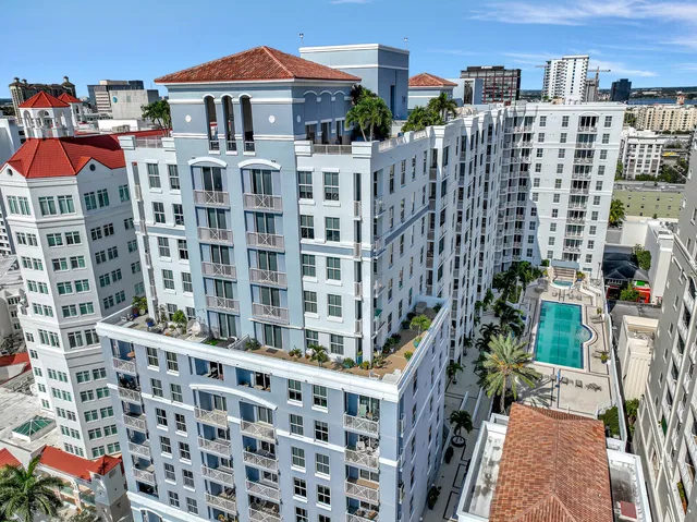 The Strand Unit 607 photo 2