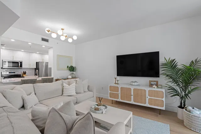 The Strand Unit 607 photo 8