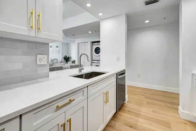 The Strand Unit 607 photo 12