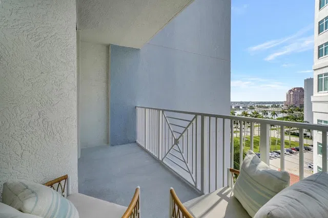 The Strand Unit 607 photo 17
