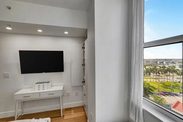 The Strand Unit 607 photo 24