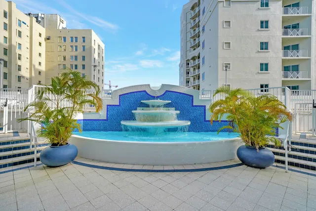 The Strand Unit 607 photo 30