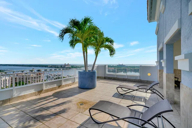 The Strand Unit 607 photo 35