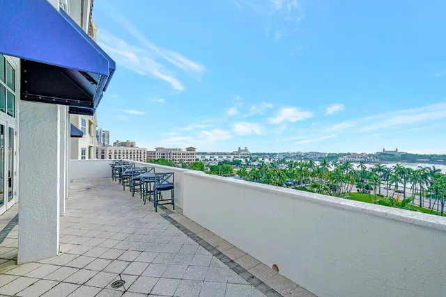 The Strand Unit 607 photo 38
