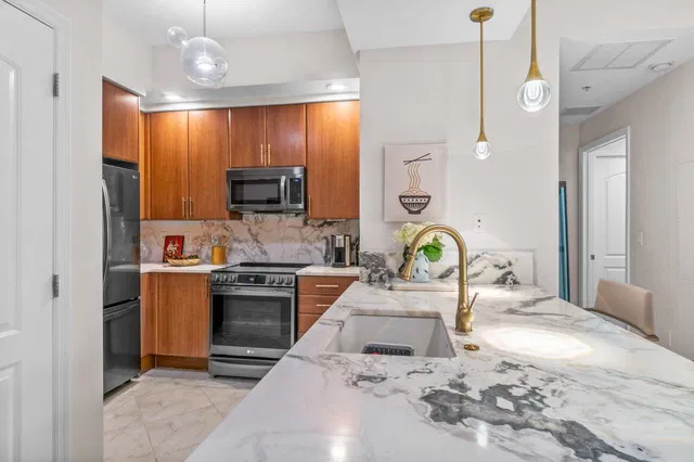 One City Plaza Unit 725 photo 8