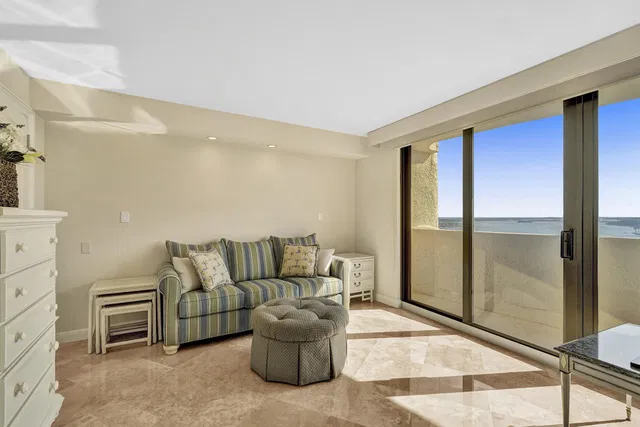 Trianon Unit 1806 photo 8