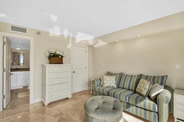 Trianon Unit 1806 photo 9