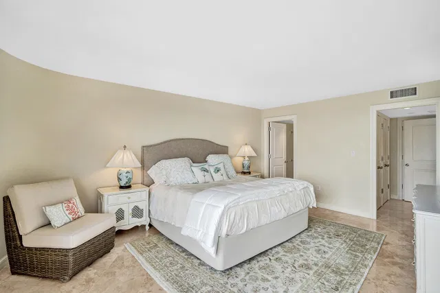 Trianon Unit 1806 photo 14