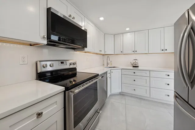 Trianon Unit 1506 photo 3