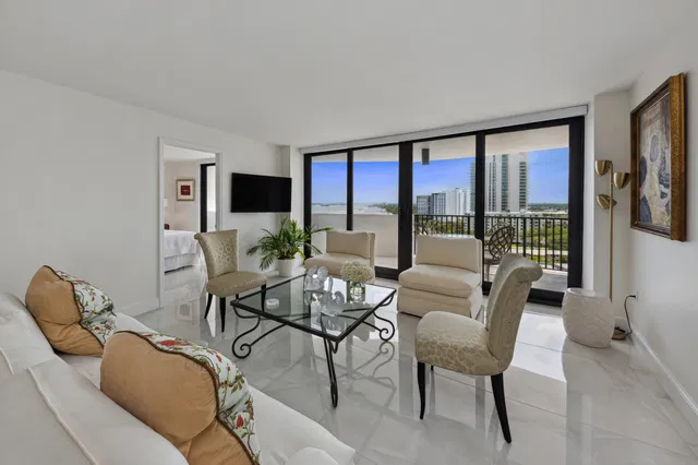 Trianon Unit 1506 photo 5