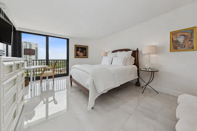 Trianon Unit 1506 photo 8