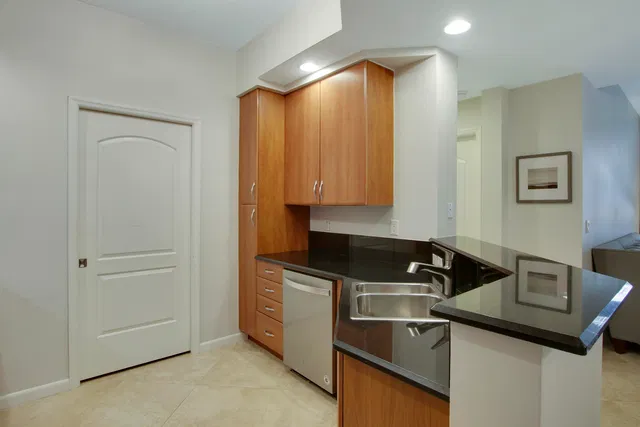 One City Plaza Unit 1024 photo 4