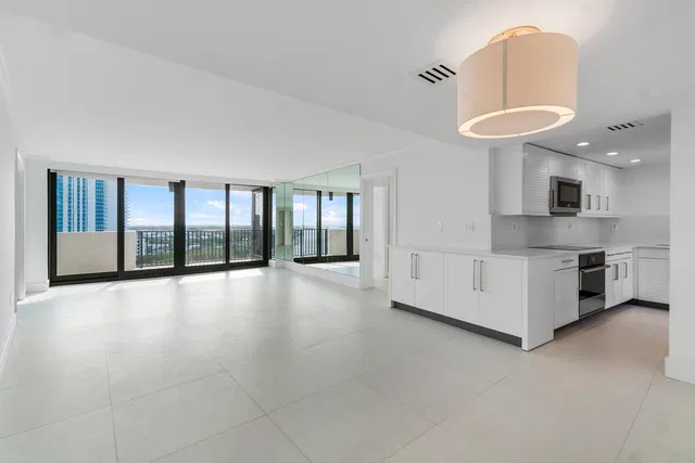 Trianon Unit 1606 photo 5