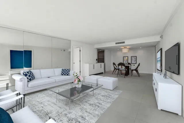 Trianon Unit 1606 photo 7