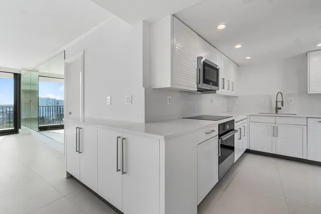 Trianon Unit 1606 photo 8